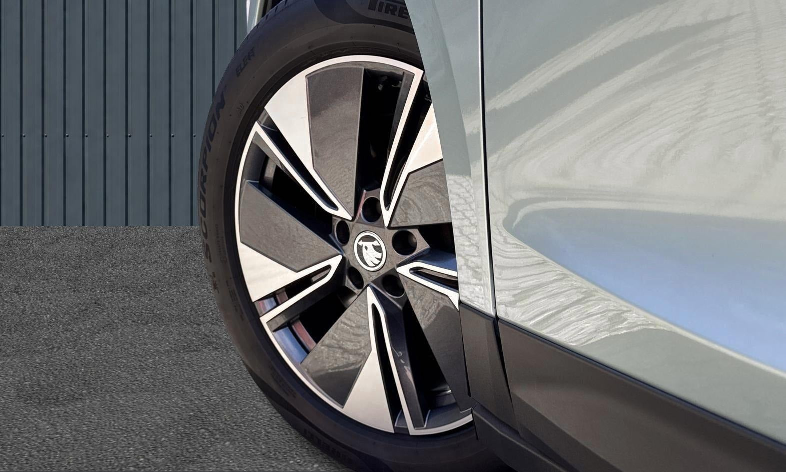 Grøn Skoda Enyaq fra 2023