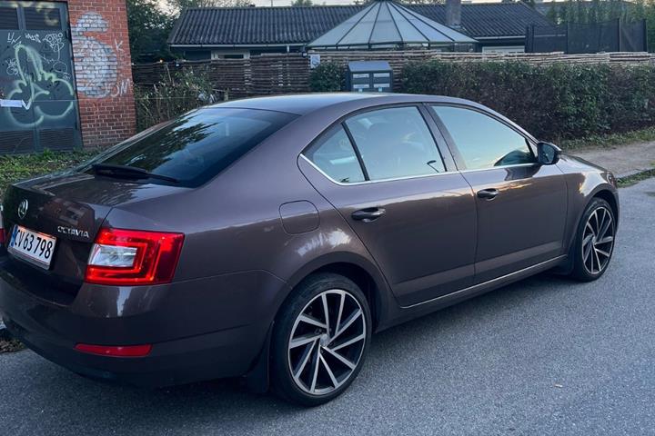 Brun Skoda Octavia fra 2014
