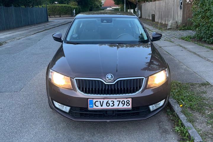 Brun Skoda Octavia fra 2014