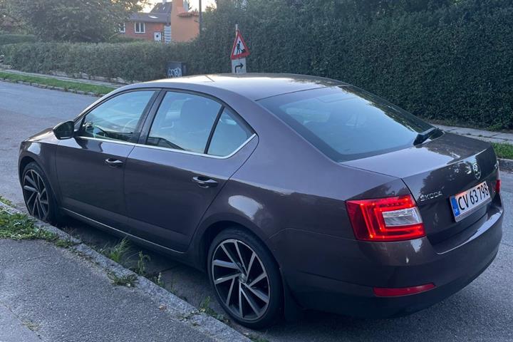 Brun Skoda Octavia fra 2014