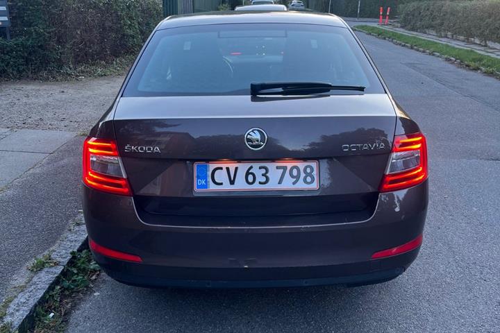 Brun Skoda Octavia fra 2014