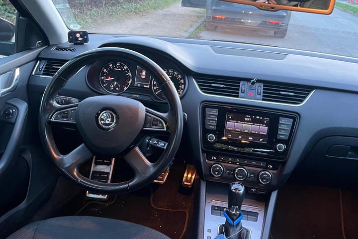 Brun Skoda Octavia fra 2014