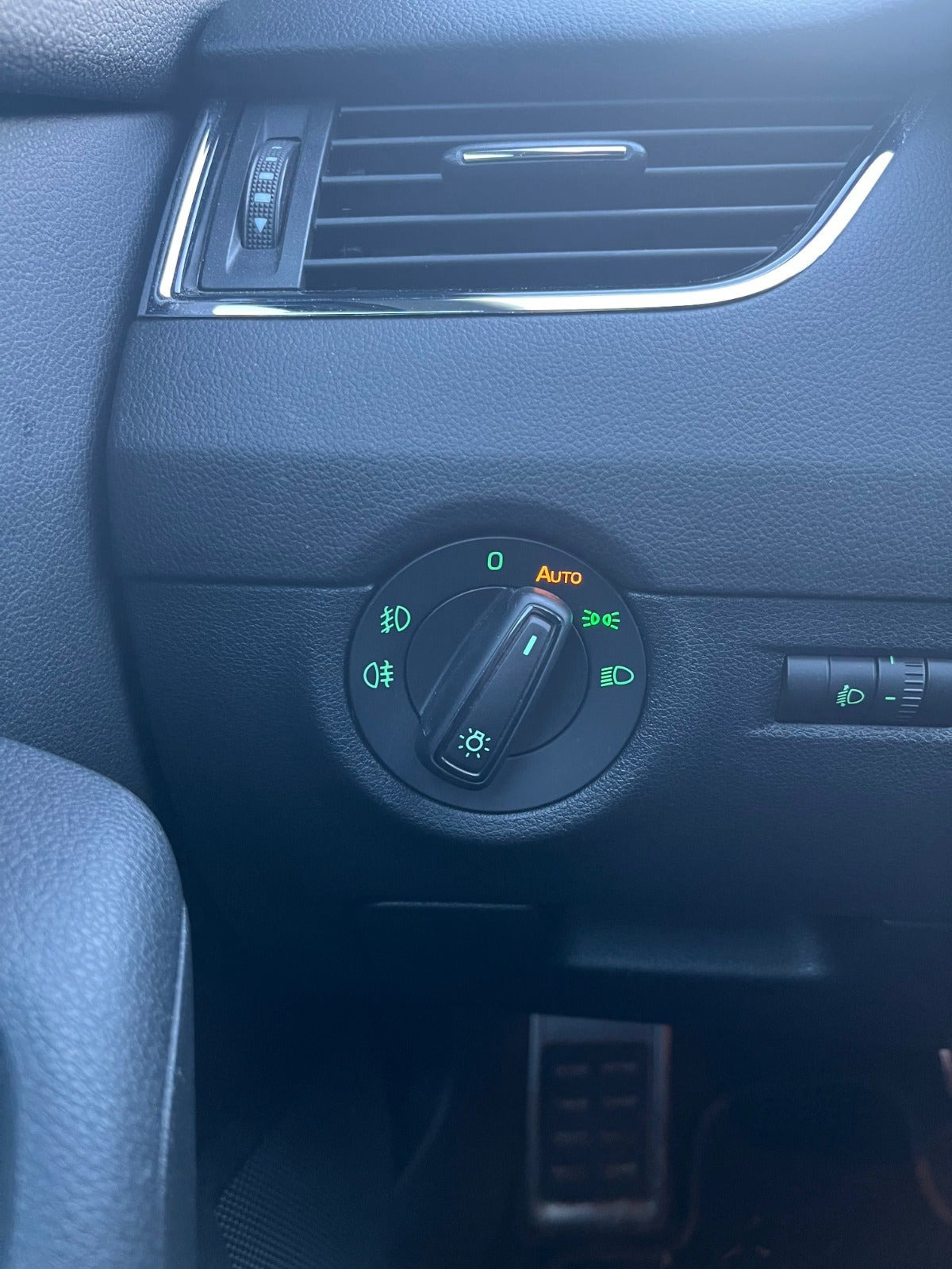 Brun Skoda Octavia fra 2014