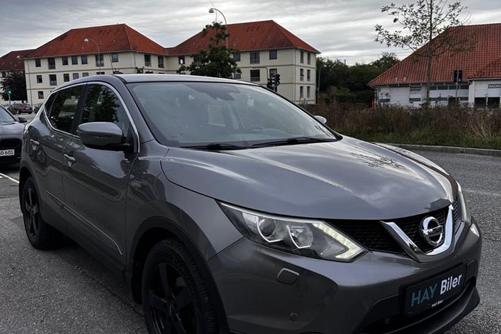Grå Nissan Qashqai fra 2014