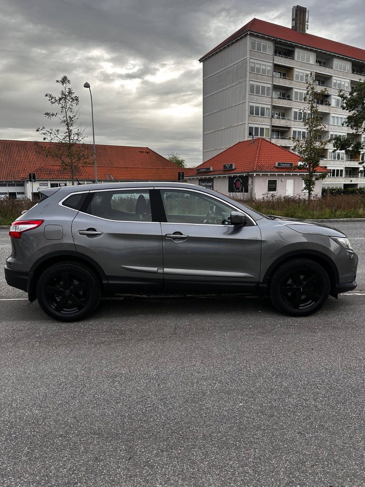 Grå Nissan Qashqai fra 2014