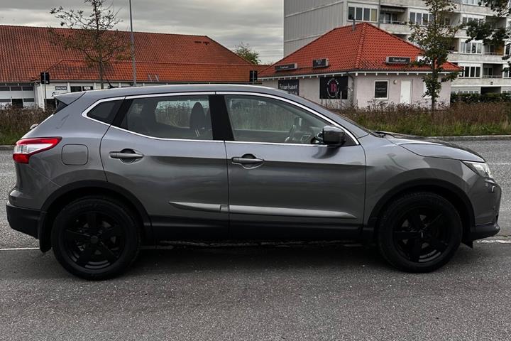 Grå Nissan Qashqai fra 2014
