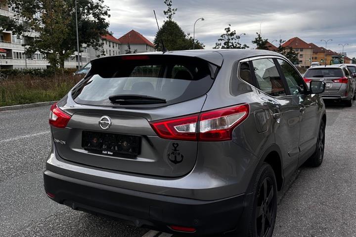 Grå Nissan Qashqai fra 2014