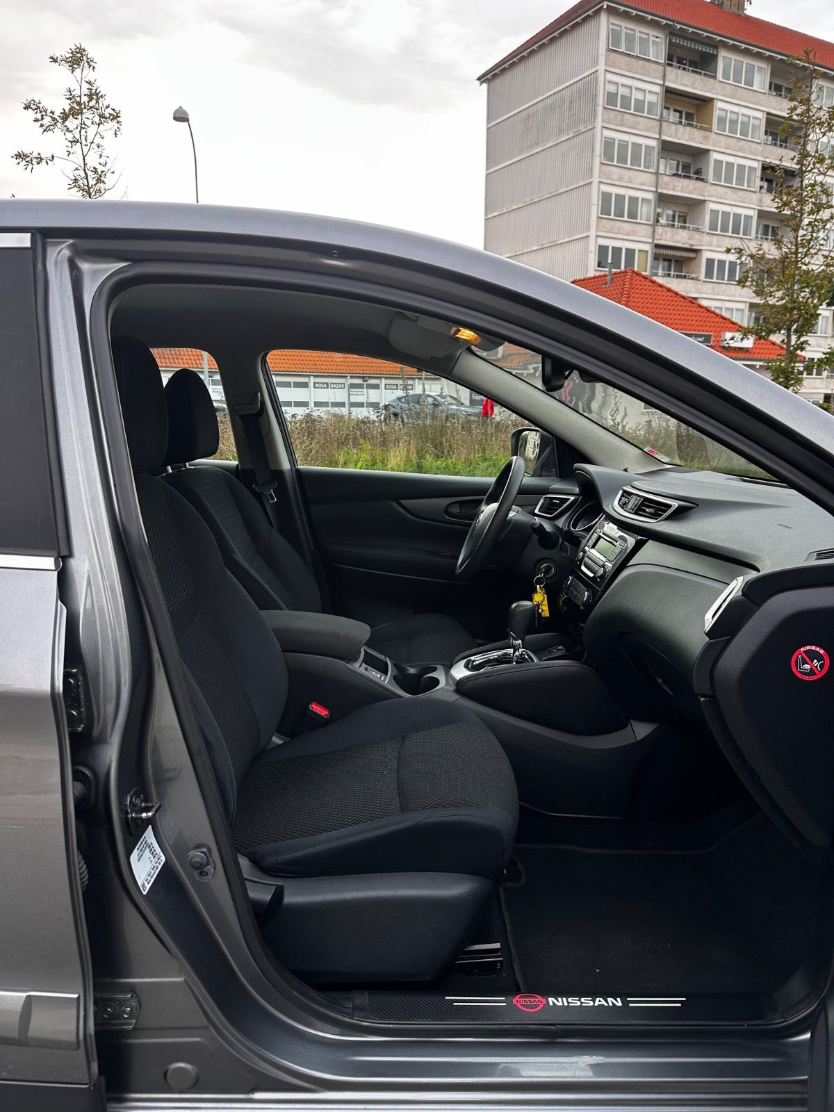 Grå Nissan Qashqai fra 2014