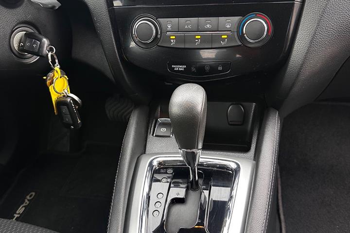 Grå Nissan Qashqai fra 2014