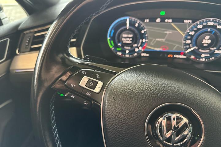 Sort VW Passat fra 2018
