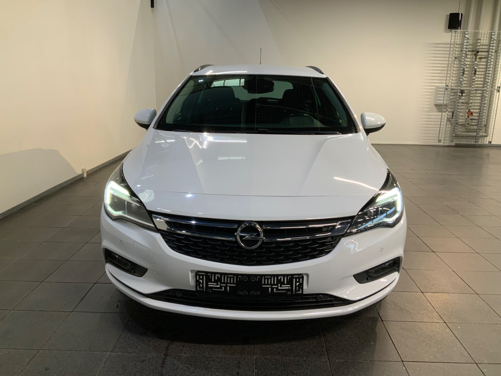 Hvid Opel Astra fra 2019