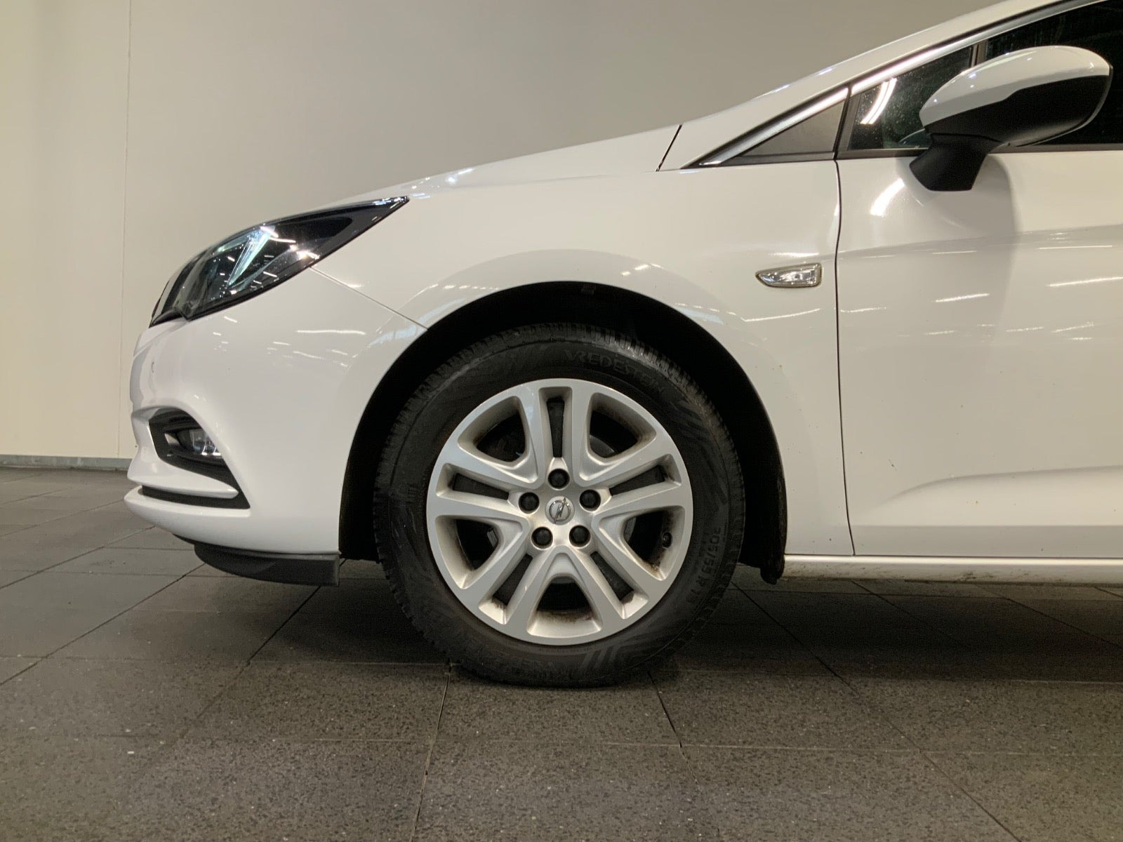 Hvid Opel Astra fra 2019