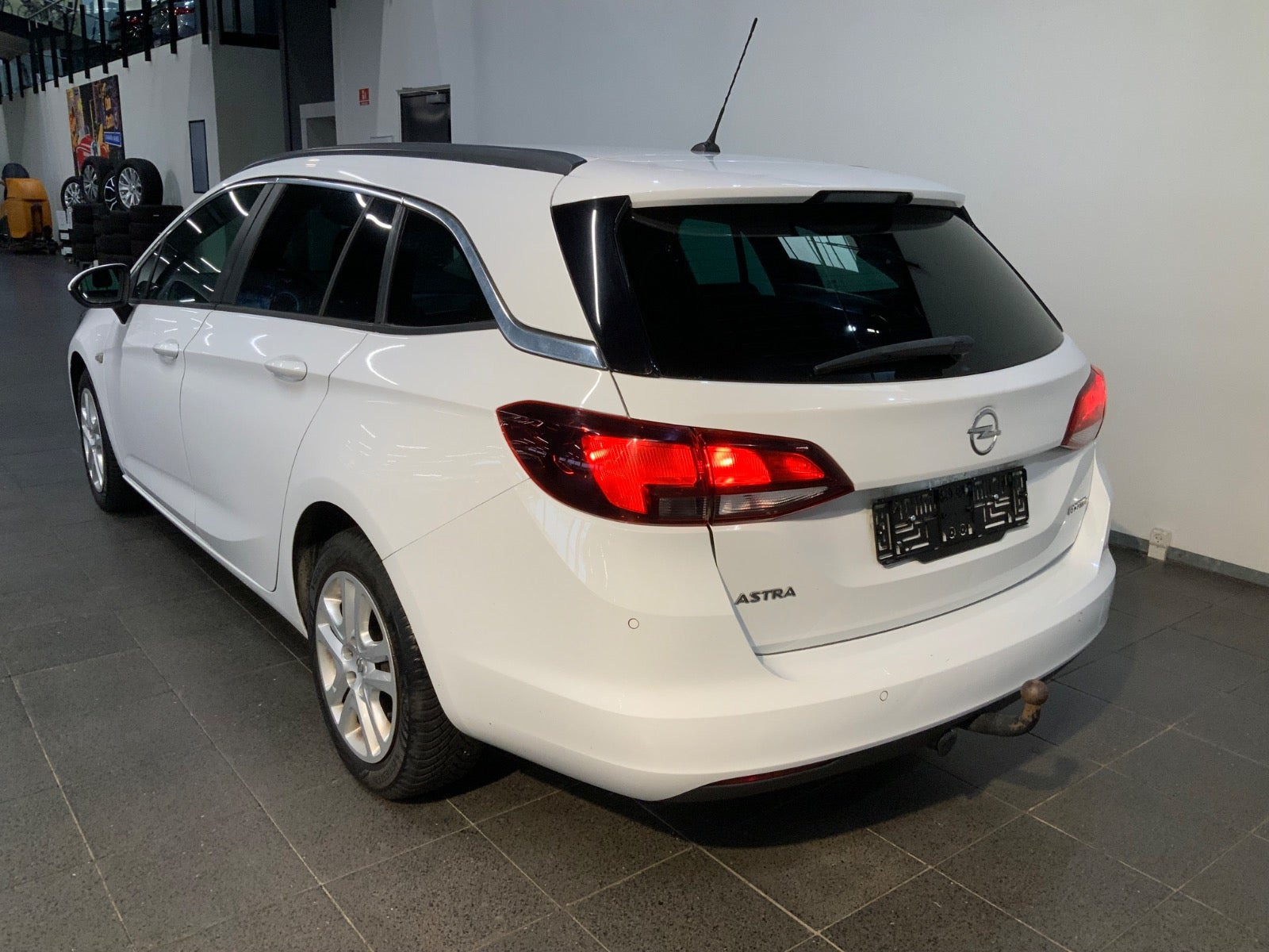 Hvid Opel Astra fra 2019