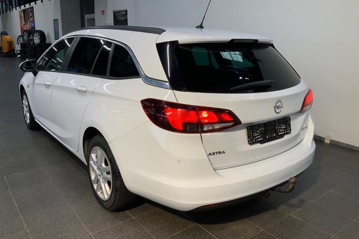 Hvid Opel Astra fra 2019