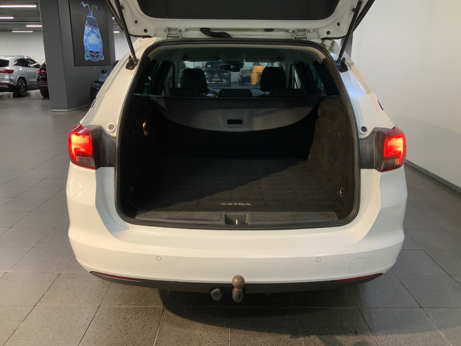 Hvid Opel Astra fra 2019