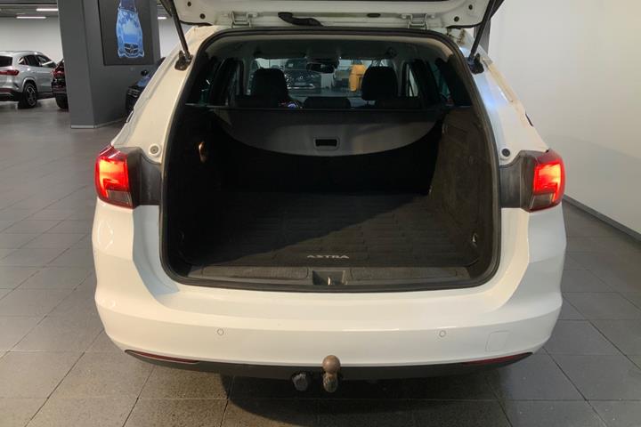 Hvid Opel Astra fra 2019