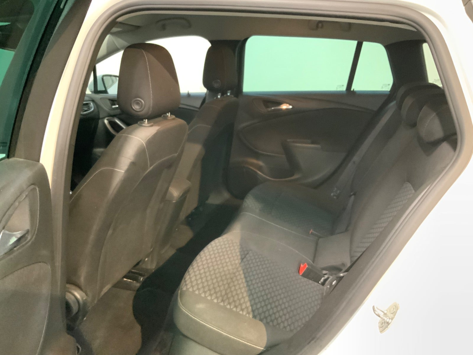 Hvid Opel Astra fra 2019