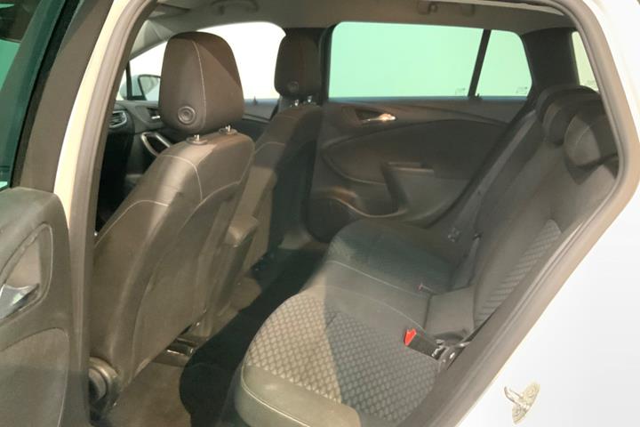 Hvid Opel Astra fra 2019