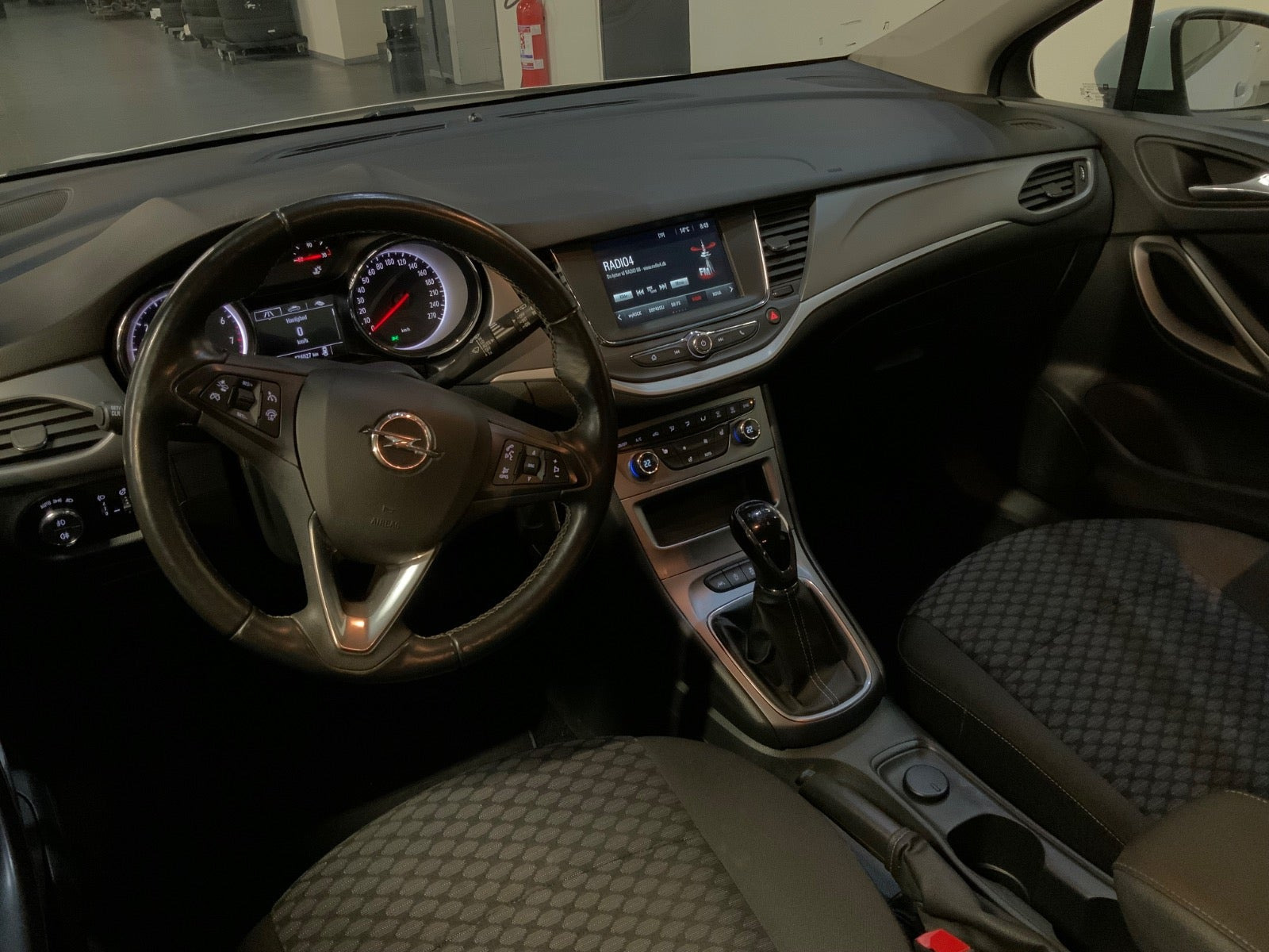 Hvid Opel Astra fra 2019