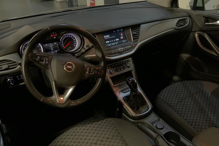 Hvid Opel Astra fra 2019