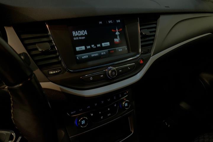 Hvid Opel Astra fra 2019