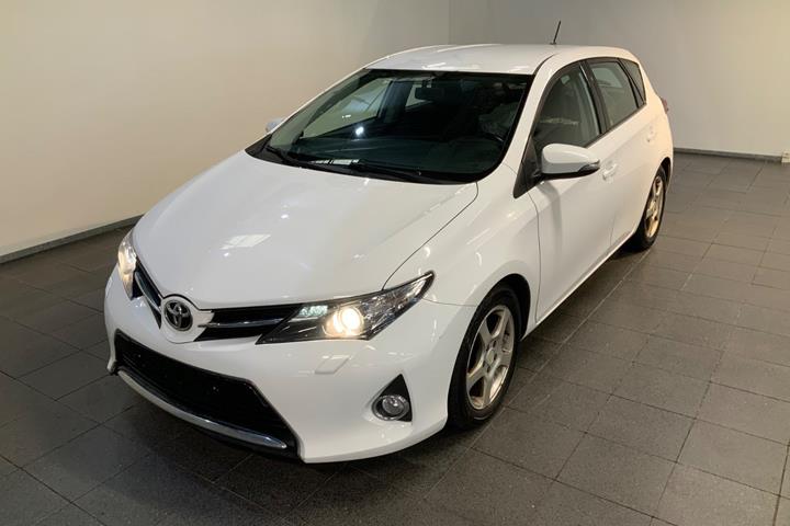 Hvid Toyota Auris fra 2012 set udefra