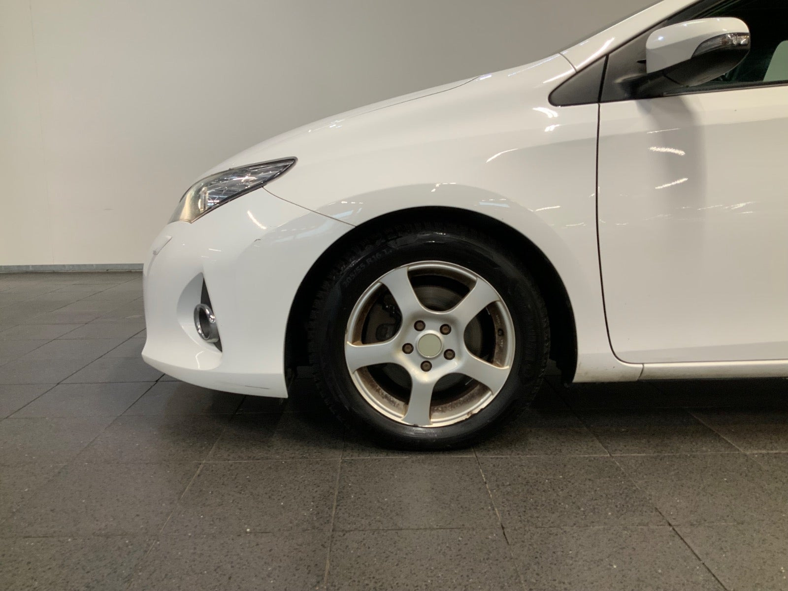 Hvid Toyota Auris fra 2012