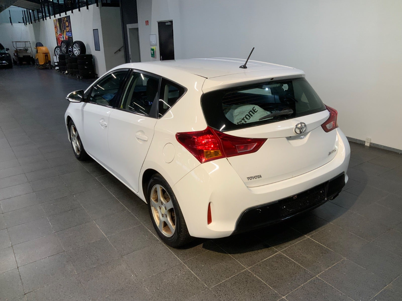 Hvid Toyota Auris fra 2012