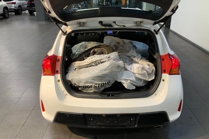 Hvid Toyota Auris fra 2012
