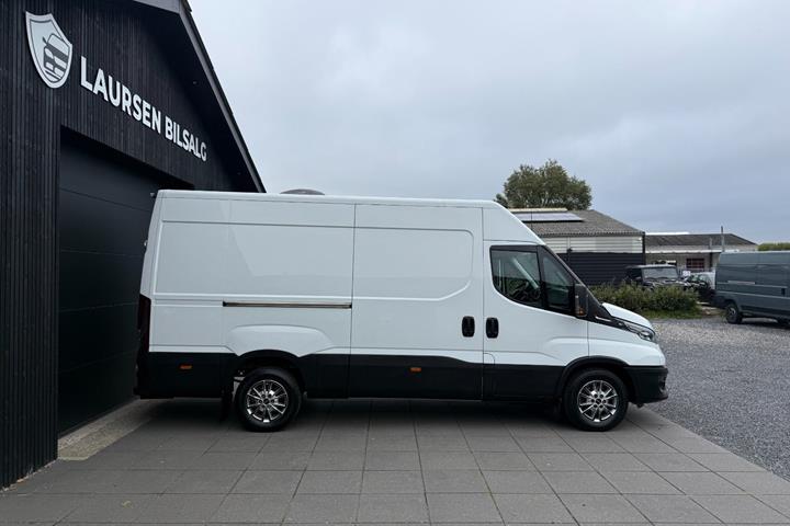 Hvid Iveco Daily fra 2022