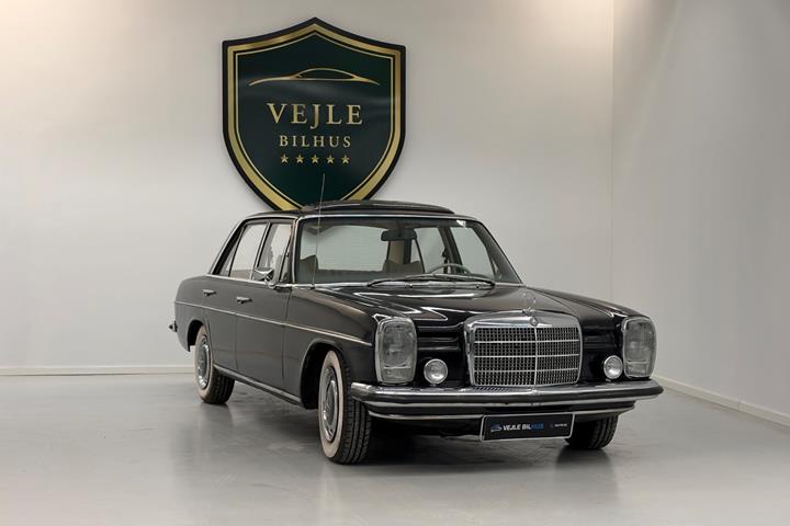undefined Mercedes 200 fra 1968 set udefra