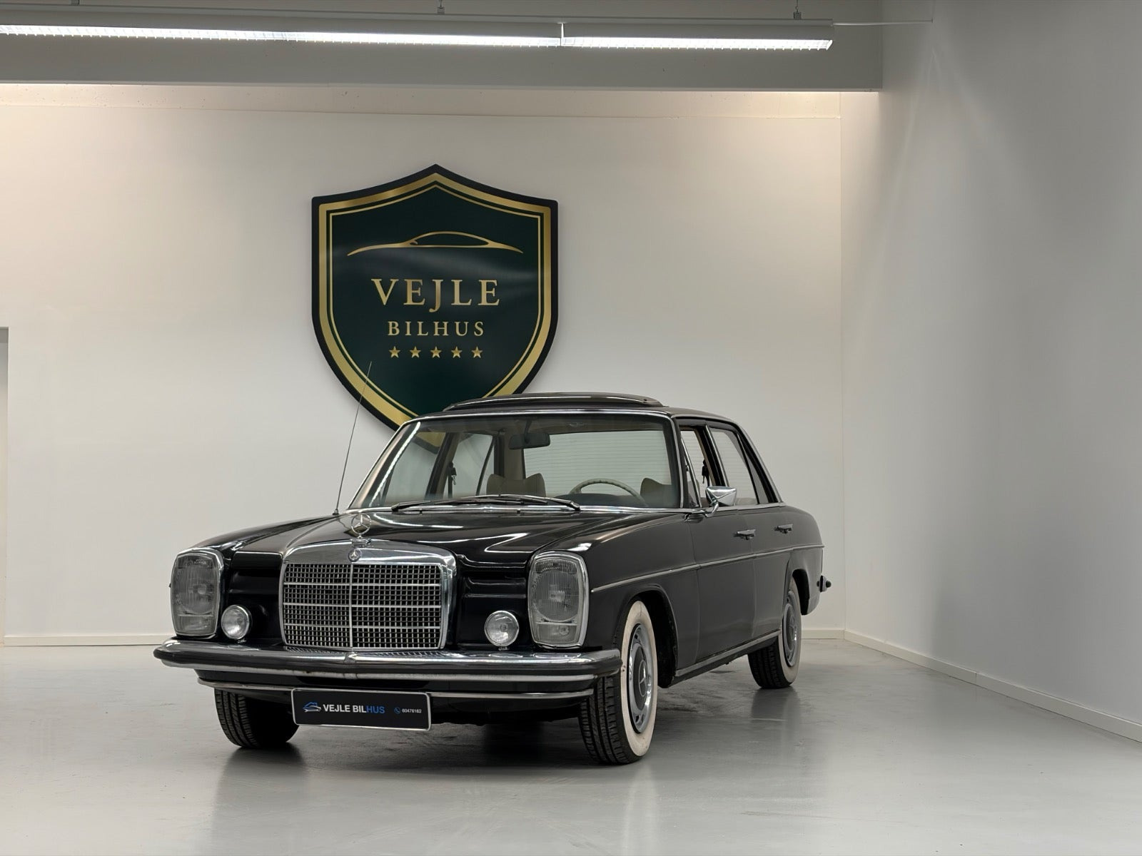 undefined Mercedes 200 fra 1968 set udefra