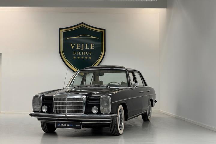 undefined Mercedes 200 fra 1968 set udefra