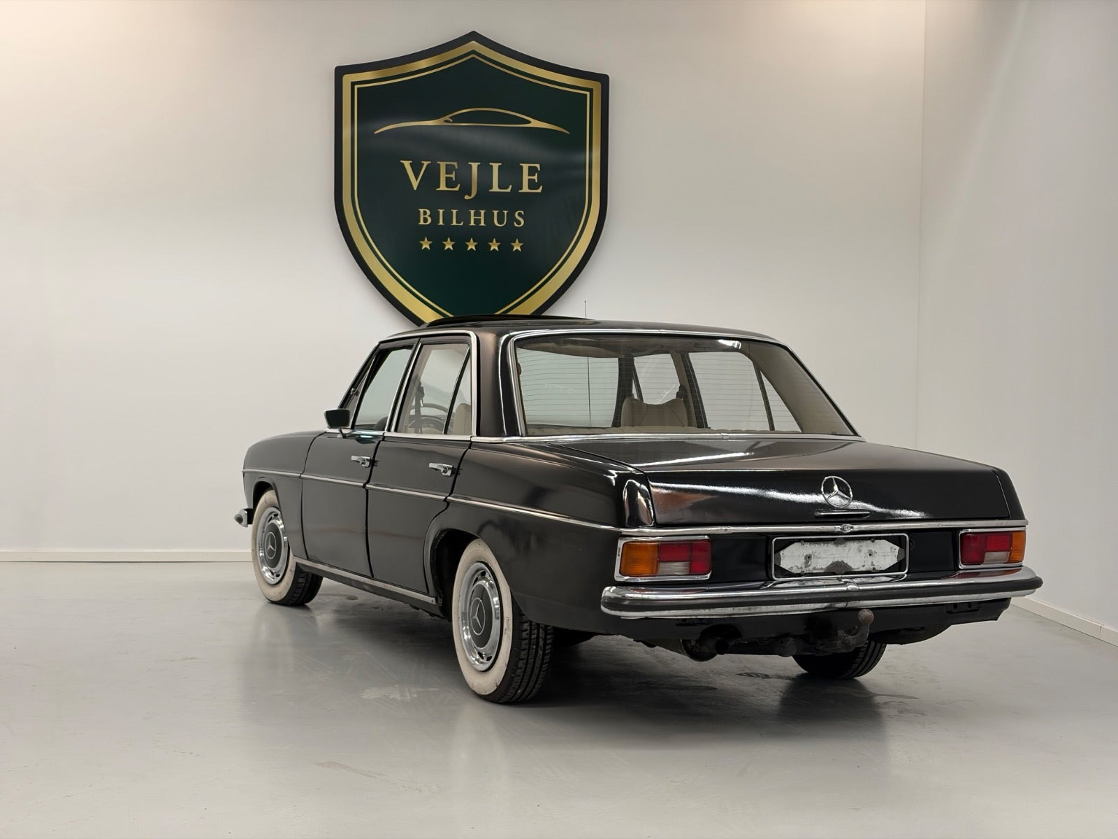 undefined Mercedes 200 fra 1968 set udefra