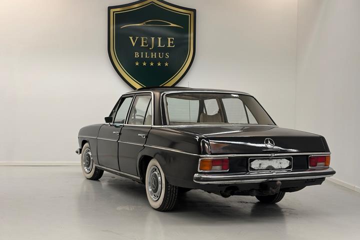 undefined Mercedes 200 fra 1968 set udefra