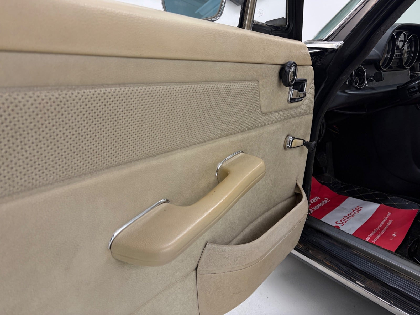 undefined Mercedes 200 fra 1968 set indefra