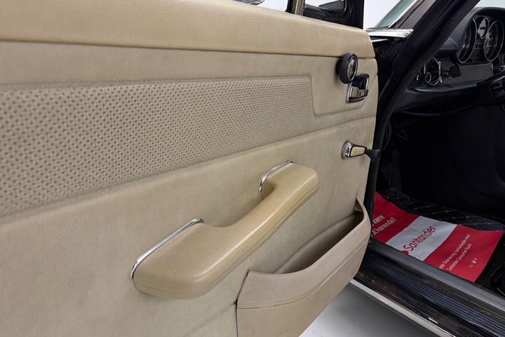 undefined Mercedes 200 fra 1968 set indefra