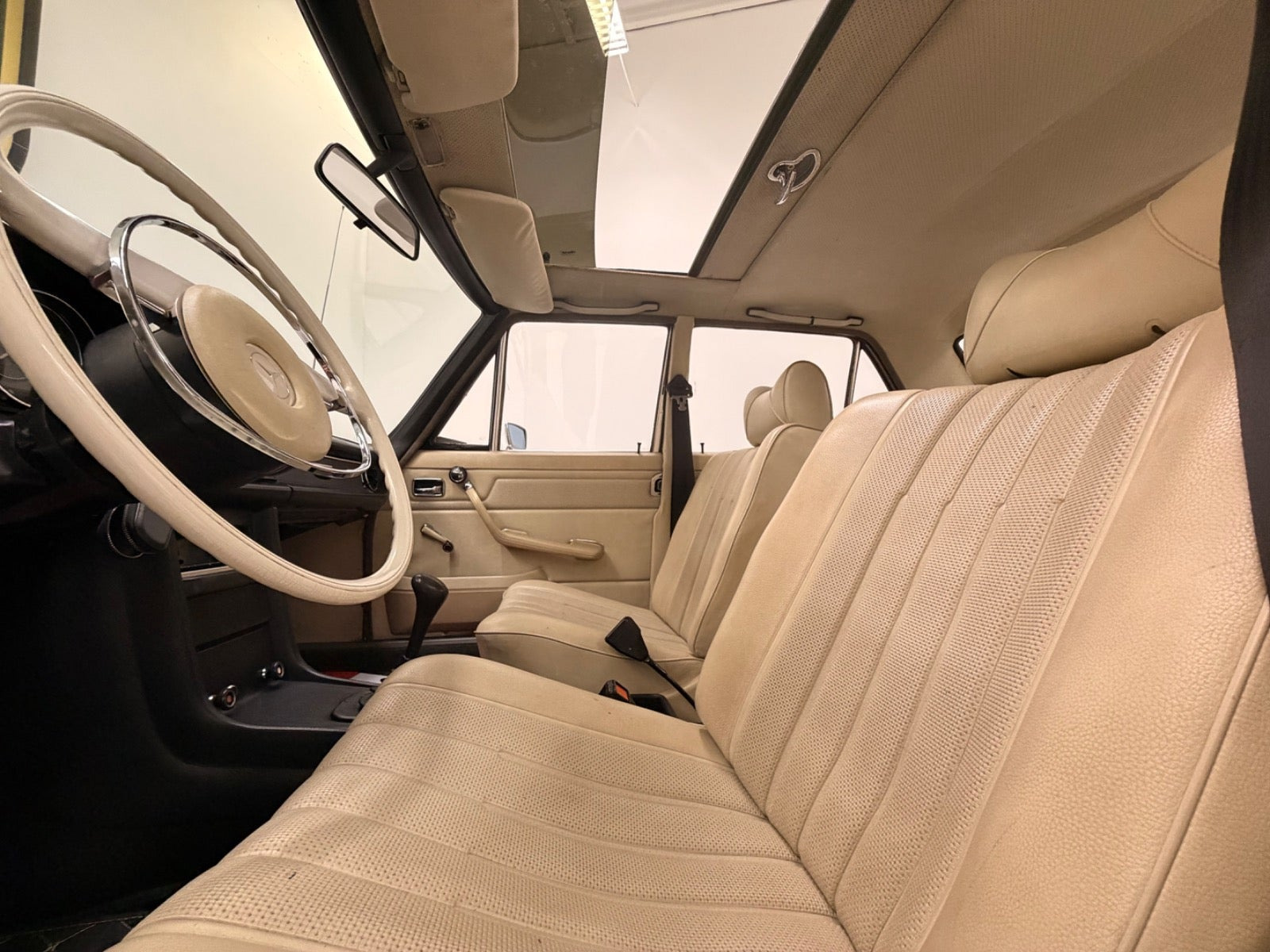 undefined Mercedes 200 fra 1968 set indefra