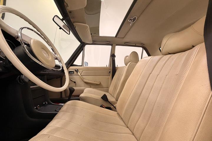 undefined Mercedes 200 fra 1968 set indefra
