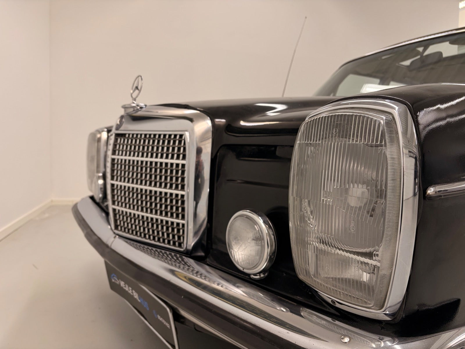 undefined Mercedes 200 fra 1968 set udefra