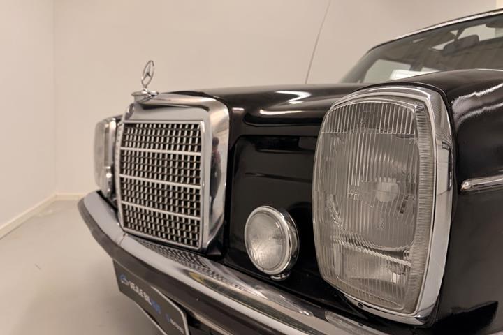 undefined Mercedes 200 fra 1968 set udefra