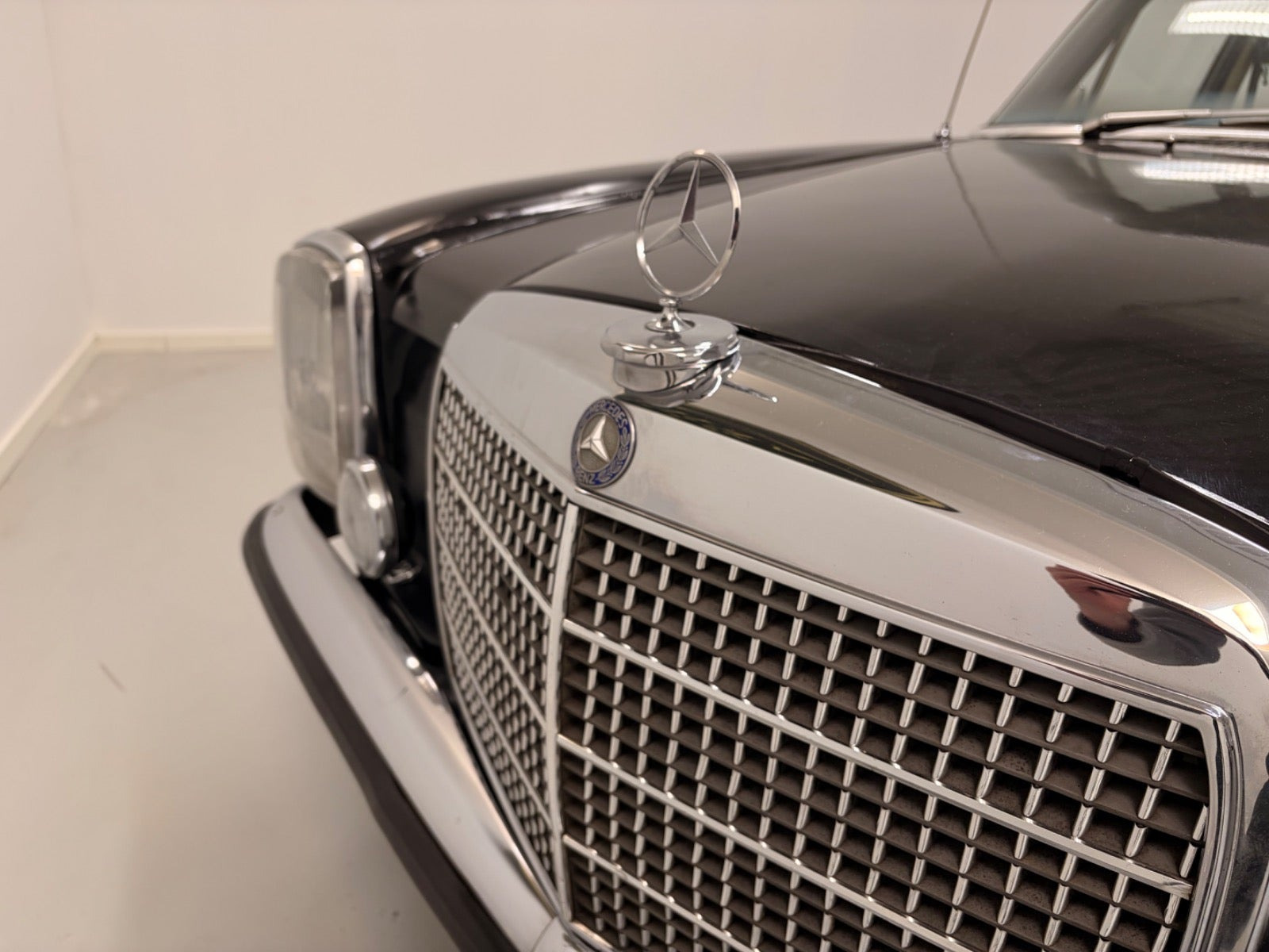 undefined Mercedes 200 fra 1968 set udefra