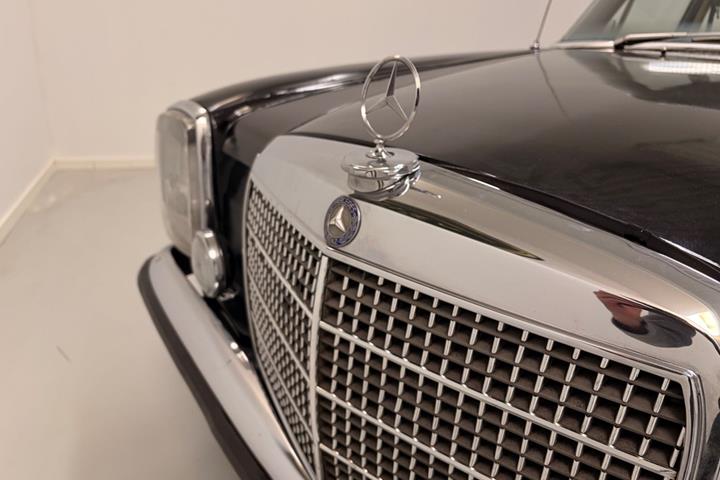 undefined Mercedes 200 fra 1968 set udefra