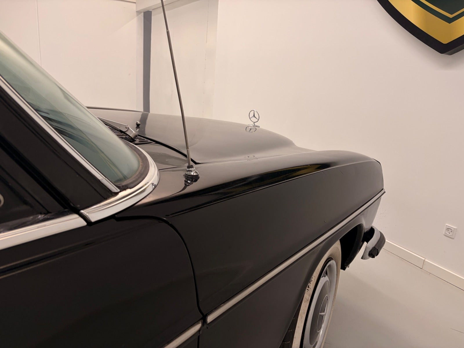 undefined Mercedes 200 fra 1968 set udefra