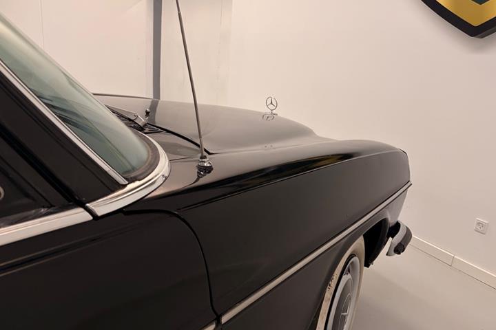 undefined Mercedes 200 fra 1968 set udefra