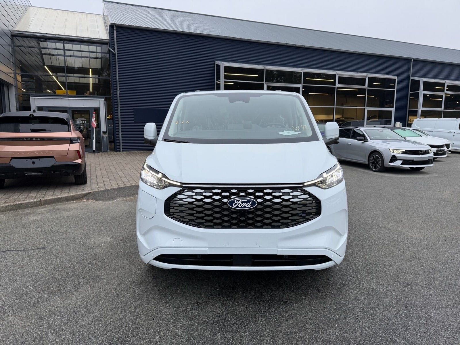 Hvid Ford E-Transit Custom 340 L2 fra 2026