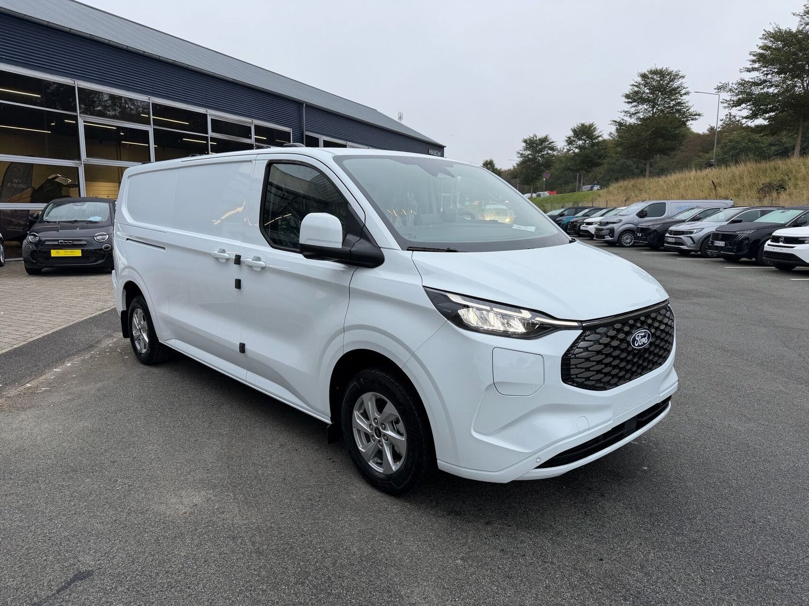 Hvid Ford E-Transit Custom 340 L2 fra 2026