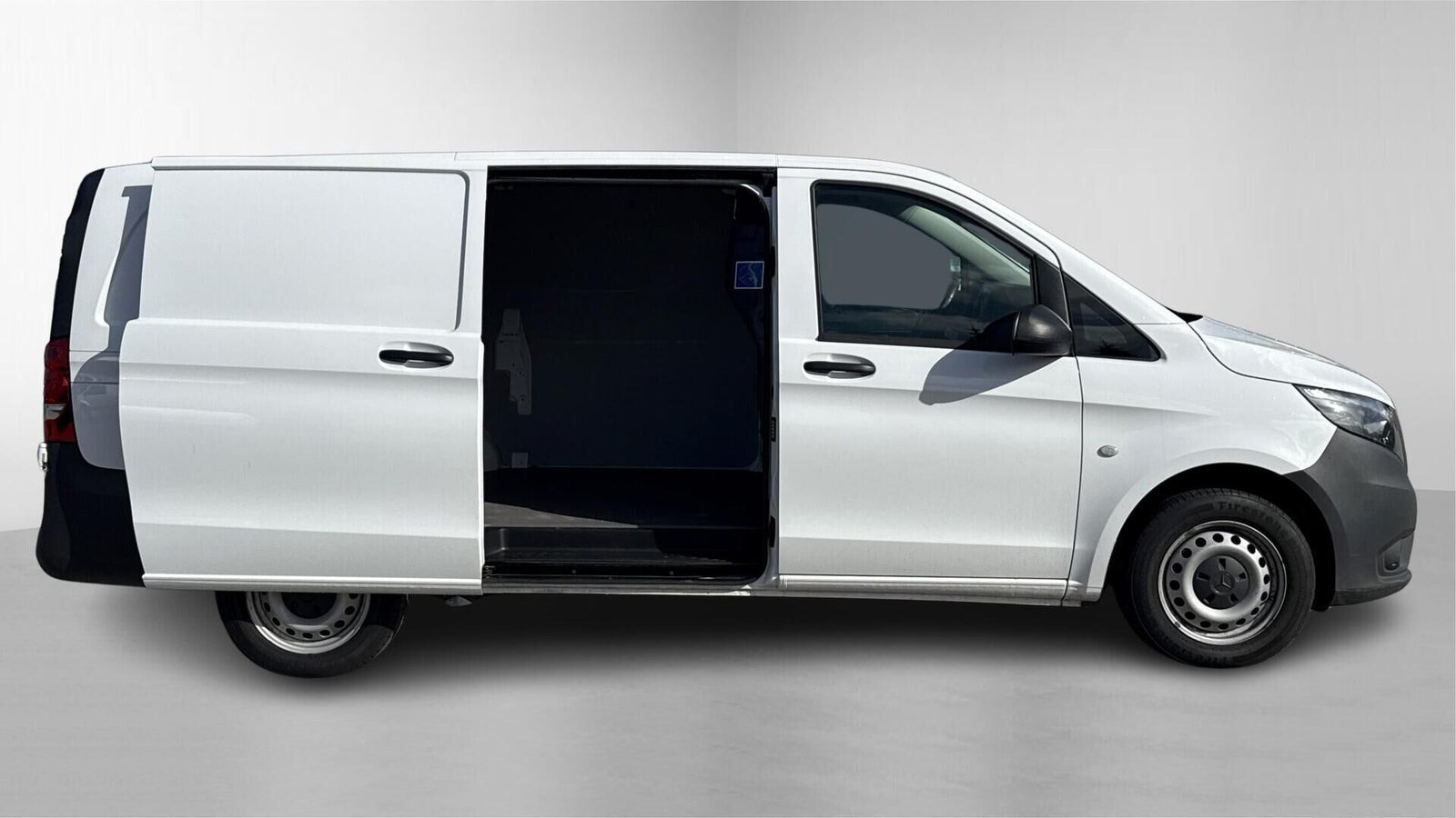 Hvid Mercedes Vito 114 fra 2022
