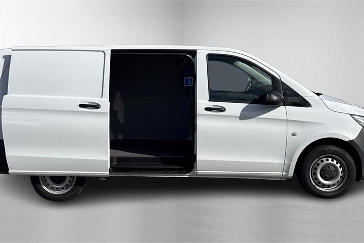 Hvid Mercedes Vito 114 fra 2022