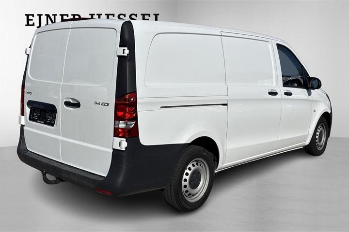 Hvid Mercedes Vito 114 fra 2022